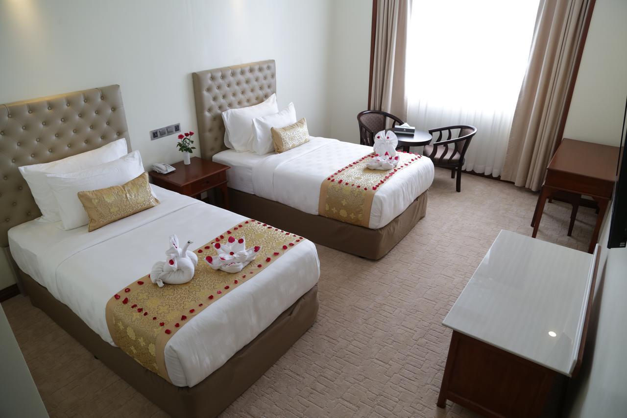 Pacific Hotel Янгон Экстерьер фото