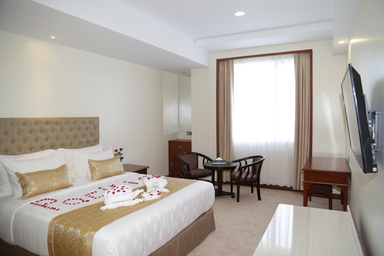 Pacific Hotel Янгон Экстерьер фото
