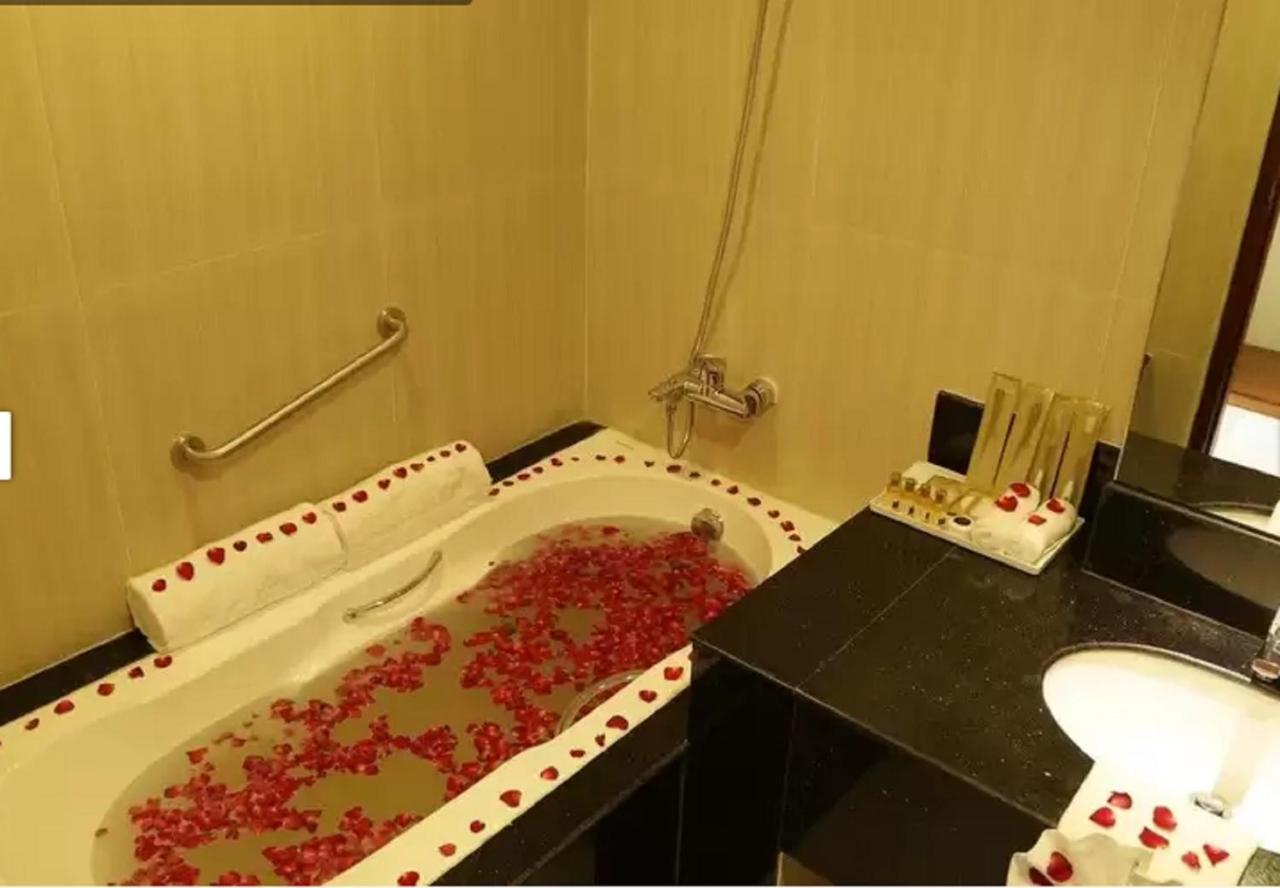 Pacific Hotel Янгон Экстерьер фото